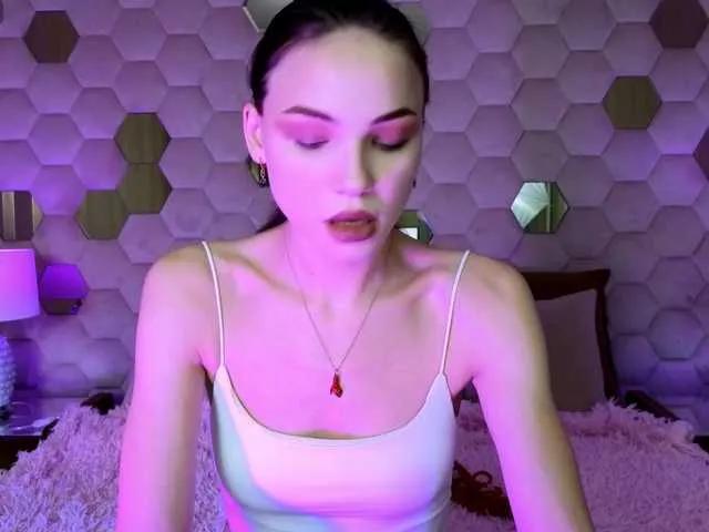 EmilyLuxxxury on BongaCams