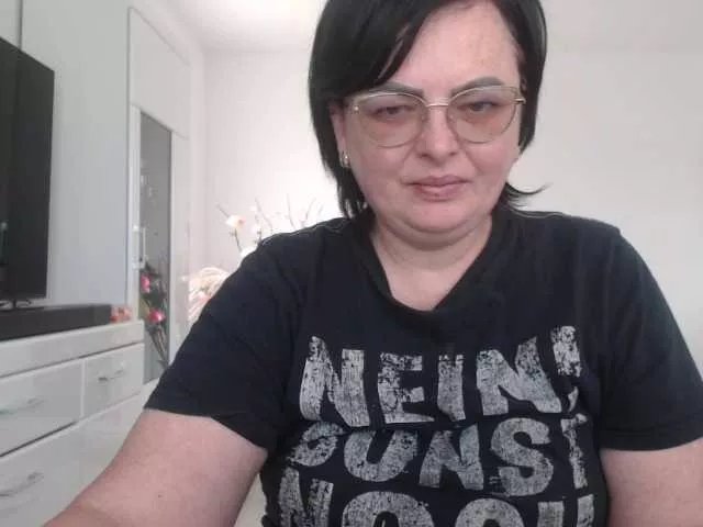 Emyllywhite on BongaCams