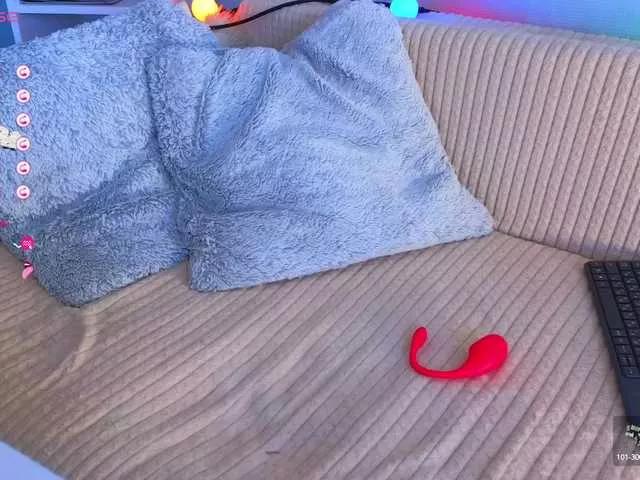 Offline FrankieFoxie on BongaCams
