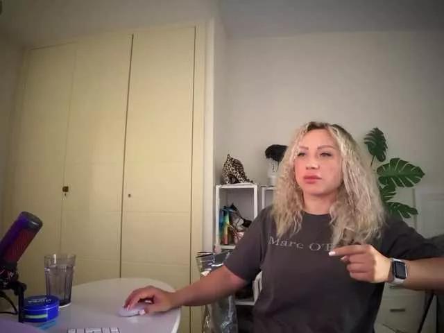 Offline HomePussy1 on BongaCams