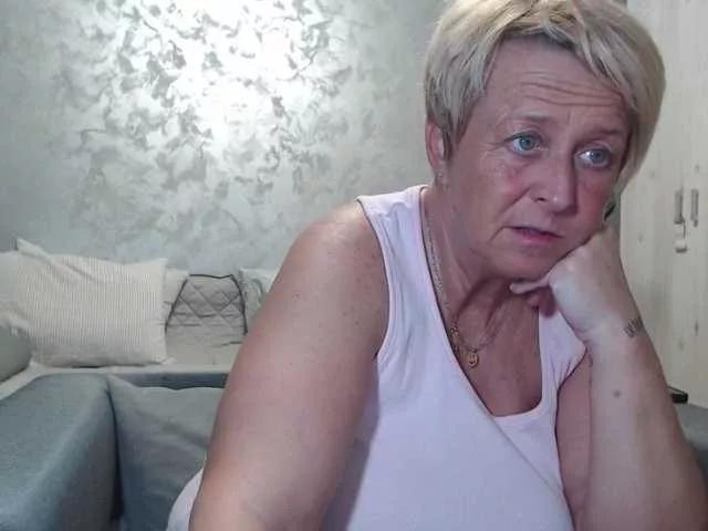 Offline LovePinkLilli on BongaCams