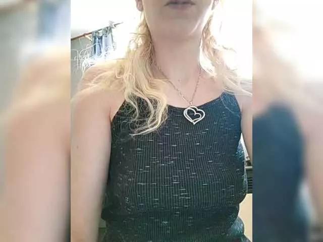 Freechat SexyBlondMia on BongaCams