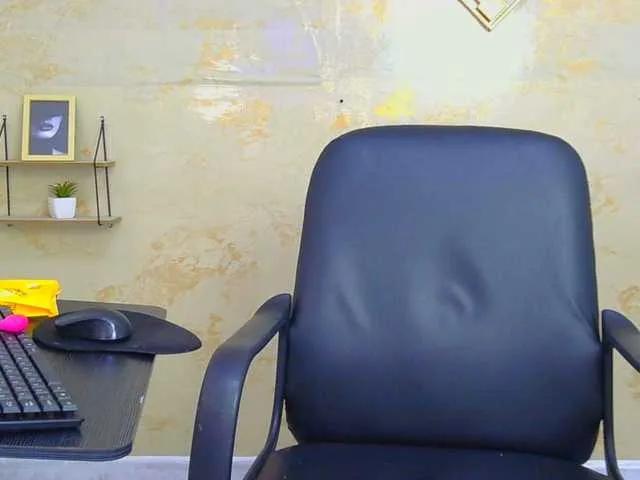VanessaOwens — I really like people who speak to me in a kind and gentle way, who teach me new things. I like rough sex and doing it in different places.