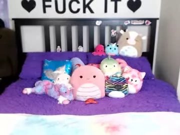 Freechat mackenziewolfe on Chaturbate