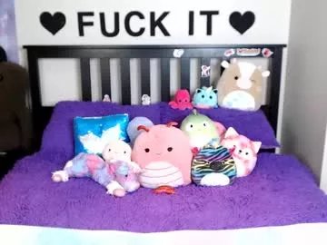 Freechat mackenziewolfe on Chaturbate