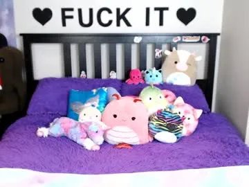 Freechat mackenziewolfe on Chaturbate