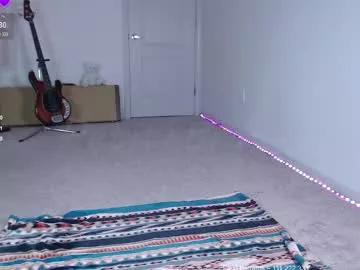 Freechat petitebrat on Chaturbate