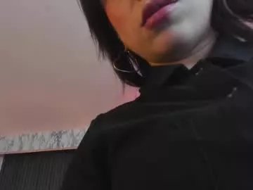 Freechat prettybullet on Chaturbate