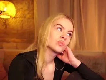 Freechat snowbarbieee on Chaturbate