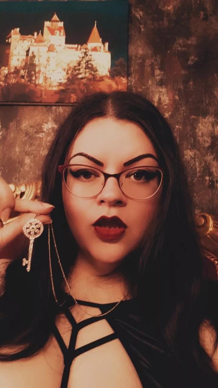 Offline MissLilianLestrange on Streamate