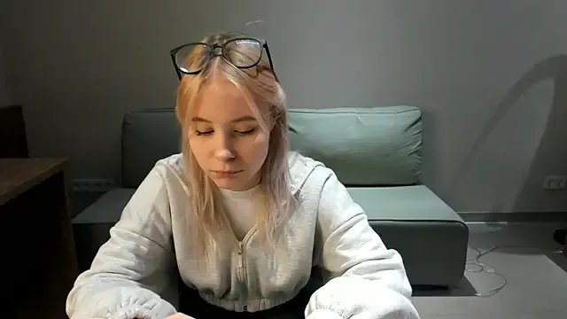 AunclreaVache — play and pinch my nipples