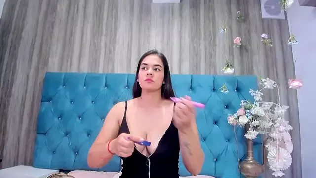 Freechat BellaLeclair on StripChat