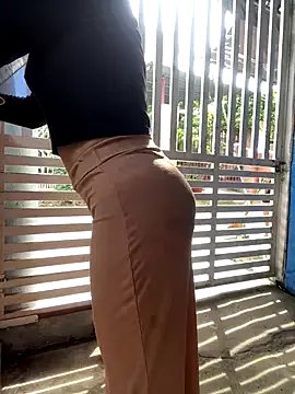 Freechat BigAssBee on StripChat