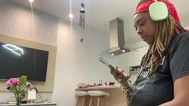 ChocolateCakeQueen on StripChat 