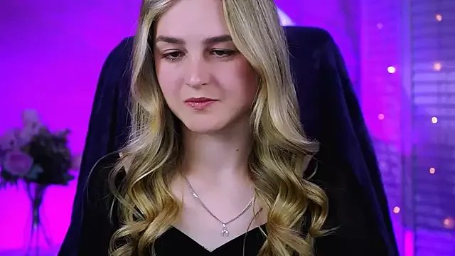 DeboraLarson on StripChat