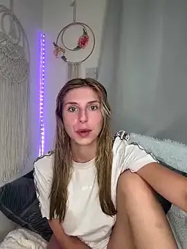emma05 on StripChat 
