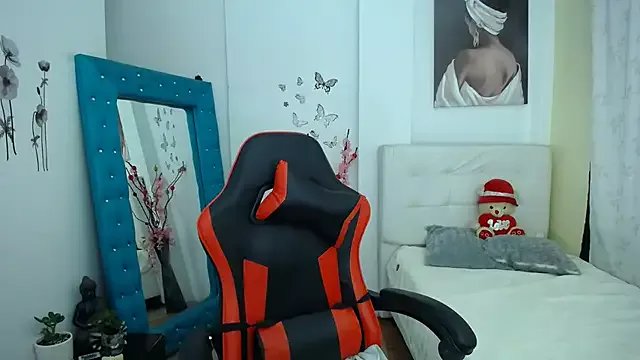 esmeraldaa230 on StripChat