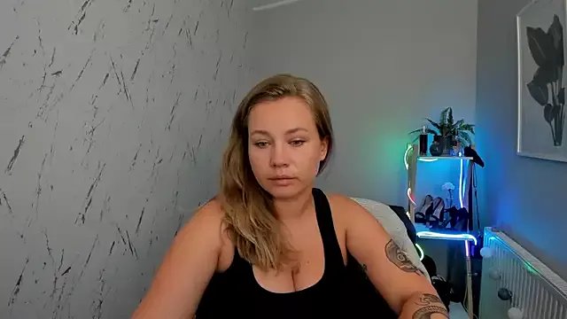 Freechat holly_xglam on StripChat