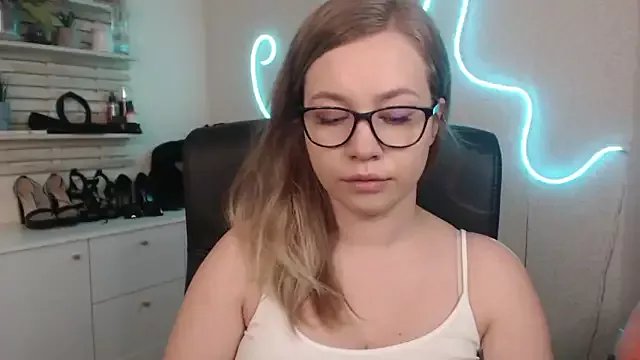 Freechat holly_xglam on StripChat