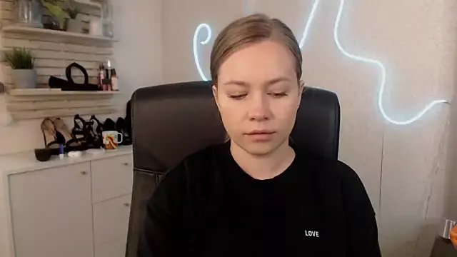 Freechat holly_xglam on StripChat