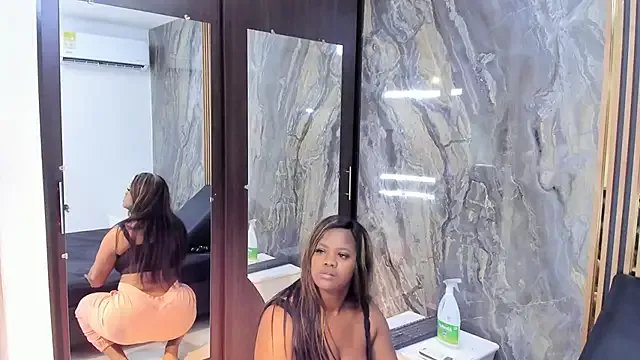 Freechat LauraSaenz01 on StripChat