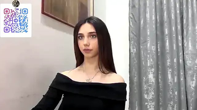 LinaMour — Playful pout