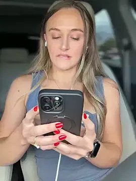 Freechat lunagirl13 on StripChat