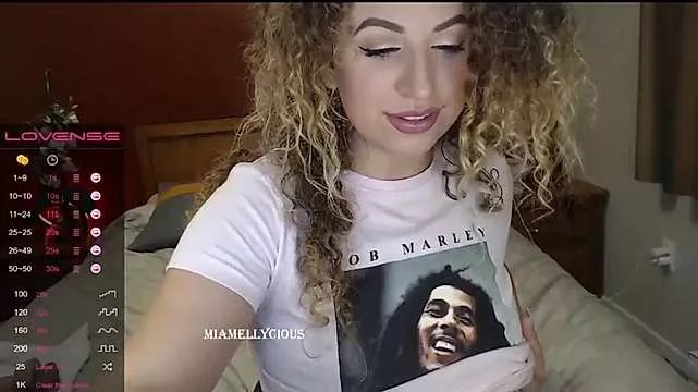 Freechat miamellycious on StripChat