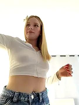 Freechat NicoleCut on StripChat