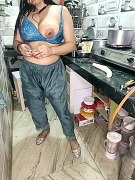 PRIYA_22 on StripChat