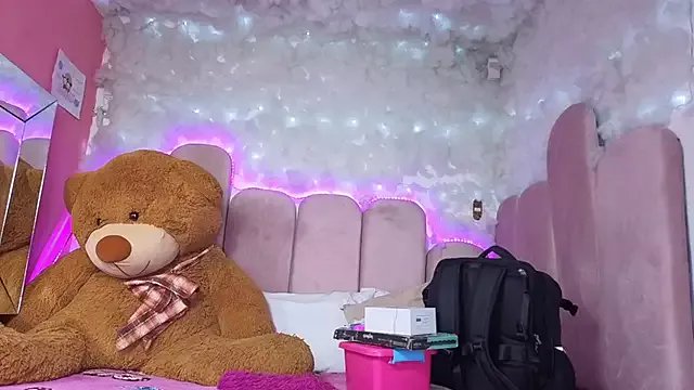 Freechat puca_ebony on StripChat