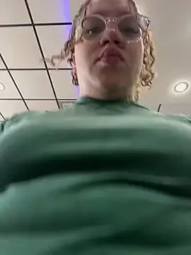 Freechat QueenNuttCollector on StripChat