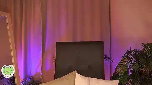 Freechat Sarah_Son on StripChat