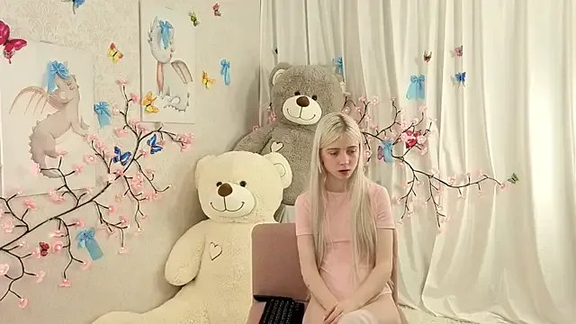 ViollaBloom — sucking 2 fingers close to the camera