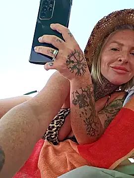 Freechat YourMommyBlair on StripChat