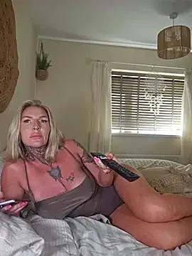 Freechat YourMommyBlair on StripChat