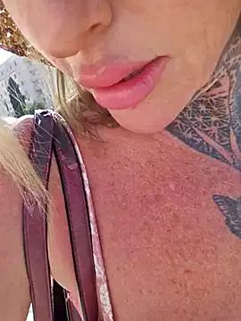 Freechat YourMommyBlair on StripChat
