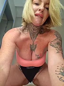 Freechat YourMommyBlair on StripChat